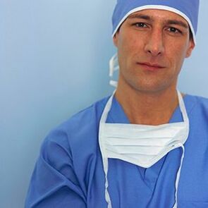 liječnik koji izvodi operaciju povećanja penisa